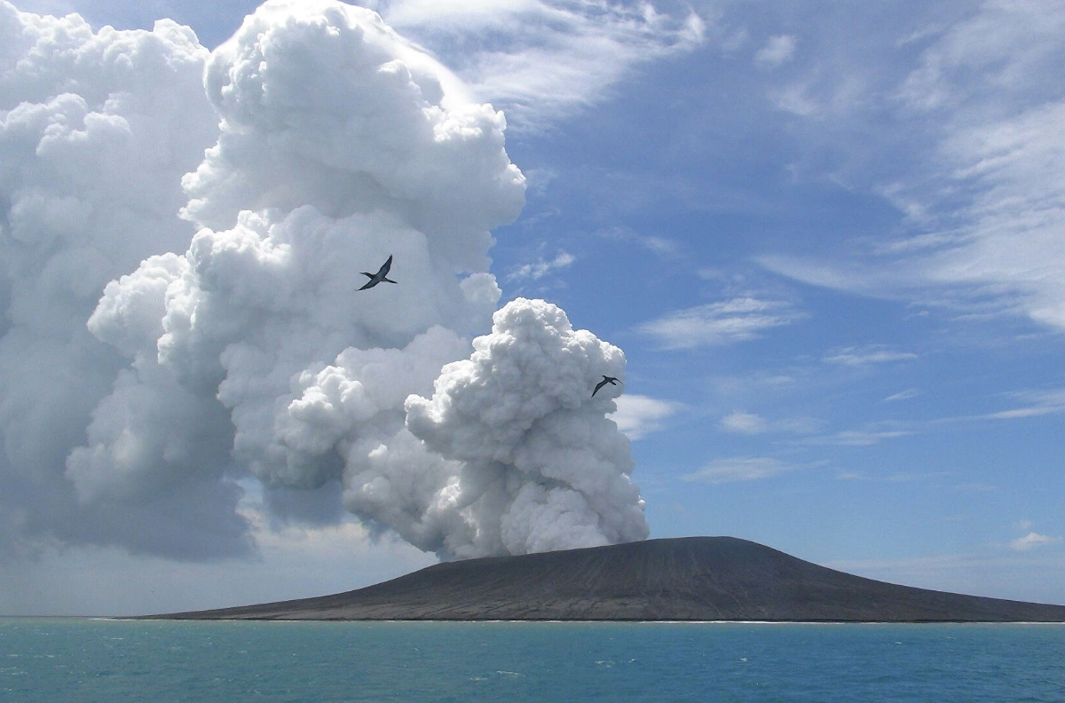 Извержение вулкана в Тонга может быть мощнейшим за последнюю тысячу лет - ВИДЕО